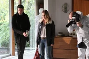 Oliver von Bodenstein (Tim Bergmann, l.), Pia Kirchhoff (Felicitas Woll) und ein Spusi-Mitarbeiter begehen den Tatort. Oliver von Bodenstein (Tim Bergmann, l.), Pia Kirchhoff (Felicitas Woll) und ein Spusi-Mitarbeiter begehen den Tatort.