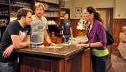 Flori, Gregor und Annalena &uuml;berlegen, wie sie dem Stalker das Handwerk legen k&ouml;nnen. Von links: Florian Brunner (Tommy Schwimmer), Gregor Brunner (Holger M. Wilhelm), Hannes (Winfried Frey) und Annalena Brunner (Heidrun G&auml;rtner).