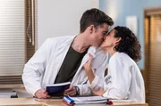 Leyla (Sanam Afrashteh, r.) und Ben (Philipp Danne, l.) k&uuml;ssen sich vers&ouml;hnlich.