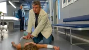Unter den Augen ihres Bruders Michi Reichert (Moritz Führmann, l.) bricht Tina Reichert (Xenia Tiling, liegend) zusammen. Gelingt es Dr. Martin Gruber (Hans Sigl, r.) sie zu reanimieren? Unter den Augen ihres Bruders Michi Reichert (Moritz Führmann, l.) bricht Tina Reichert (Xenia Tiling, liegend) zusammen. Gelingt es Dr. Martin Gruber (Hans Sigl, r.) sie zu reanimieren?