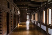 Innenraum der Burg Himeji in Japan. Anders als europäische Burgen bestehen japanische Burgen vor allem aus Holz, ergänzt durch massive Steinfundamente. Innenraum der Burg Himeji in Japan. Anders als europäische Burgen bestehen japanische Burgen vor allem aus Holz, ergänzt durch massive Steinfundamente.