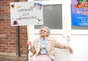 Oma Hedwig (Dorothea Walda) hat sich vor der Stadthalle angekettet und demonstriert gegen die allj&auml;hrliche Hundeshow.