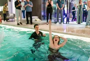 Achilles Atesch (Etienne Halsdorf), Penelope Sund (Fanni Schneider).