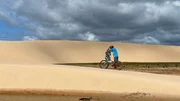 Der studierte Fischereiwirt Ze Lima lebt in einer Palmhütte im Wüstensand des Parnaiba Deltas im Nordosten Brasiliens. Der studierte Fischereiwirt Ze Lima lebt in einer Palmhütte im Wüstensand des Parnaiba Deltas im Nordosten Brasiliens.