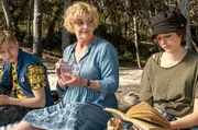 Henni (Saskia Vester) ist das &bdquo;Kinderm&auml;dchen&ldquo; f&uuml;r Julian (Marlon Heidel) und Luisa (Laila-Marie Padotzke).