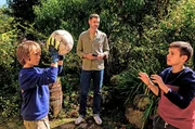 Kajos (Jochen Schropp, mi.) Söhne Liam (Nils Hofschneider, re.) und Sam (Yann Cosack, li.) verstehen sich super – und haben etwas ausgeheckt, damit ihr Vater seiner Herzensdame, Försterin Dina, näher kommt. Kajos (Jochen Schropp, mi.) Söhne Liam (Nils Hofschneider, re.) und Sam (Yann Cosack, li.) verstehen sich super – und haben etwas ausgeheckt, damit ihr Vater seiner Herzensdame, Försterin Dina, näher kommt.