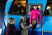 Sonja (Barbara Sotelsek, 2.v.l.v.) ist fest entschlossen, den &Uuml;berlebenden zu helfen. Gemeinsam mit ihrer Tochter Flo (Julia Albrecht, l.v.) versucht sie, die aus dem Fenster h&auml;ngende und schwer verletzte Iva (Christina Klein) zu befreien. (h. Yara Hassan als Raquel, 2.v.r. Andr&eacute; Dietz als Ingo, Komparsen)