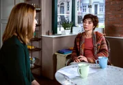 Jana (Jenny Jürgens) erklärt Merle (Anja Franke), dass sie Angst hat, Sebastian zu verlieren, wenn sie sich Maurice wieder öffnet. Jana (Jenny Jürgens) erklärt Merle (Anja Franke), dass sie Angst hat, Sebastian zu verlieren, wenn sie sich Maurice wieder öffnet.