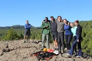 Die Sechs werden von Coach Tobi auf den Flying Fox vorbereitet. Die Sechs werden von Coach Tobi auf den Flying Fox vorbereitet.