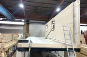 Bei einem der beiden Grundmodule des Hauses steht bereits die erste Wand. Sind alle Einzelteile fertig, wird das Modul-Haus auf der Baustelle in zwei Tagen fertiggestellt. Bei einem der beiden Grundmodule des Hauses steht bereits die erste Wand. Sind alle Einzelteile fertig, wird das Modul-Haus auf der Baustelle in zwei Tagen fertiggestellt.