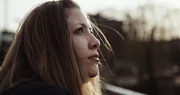 Zwischen Liebe, Zweifel und Entfremdung sucht Cecilia einen Weg, die Beziehung zu ihrer Mutter aufrechtzuerhalten. Zwischen Liebe, Zweifel und Entfremdung sucht Cecilia einen Weg, die Beziehung zu ihrer Mutter aufrechtzuerhalten.
