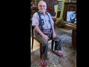Ludwig Hofmaier neben einem Foto seines Handstandrekordes. Ludwig Hofmaier neben einem Foto seines Handstandrekordes.