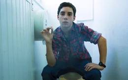 Das Rauchen auf der Schultoilette ist nicht das einzige Vergehen, wegen dem Problemsch&uuml;ler Warren (John D'Leo) vor den Lehrerrat zitiert wird.