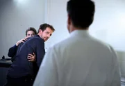 Fabian (Jannik Nowak, M.) ist blo&szlig;gestellt, als Maurice (Johannes Brandrup, r.) ihn beim Sex mit Frauke (Annekathrin Bach, l.) ertappt.