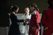 Traurig in den Bund der Ehe: Caitriona Balfe als Claire Fraser, Jamie Newall als Reverend Corey, David Berry als Lord John Grey und Charles Vandervaart (R&uuml;ckansicht) als William Ransom