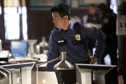 Reggie Lee als Sergeant Wu. Reggie Lee als Sergeant Wu.