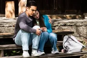 Leon (Joel Akg&uuml;n) versucht Maja (Godiva Adela) zu tr&ouml;sten, die wegen ihrer verpatzten Pr&uuml;fung nicht weiter wei&szlig;.