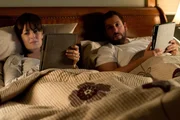 L-R: Helen Truby (Rosemarie DeWitt) und Don Truby (Adam Sandler)