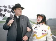 Gewonnen! Mit seiner Haush&auml;lterin Margot (Hansi Jochmann) feiert Pfarrer Braun (Ottfried Fischer) seinen Sieg auf der Rennbahn.