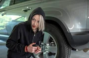 Nachdem sie mehr über Alexander Warmuth herausgefunden hat, will Anka Emem (Sarah Mahita) den Tod ihres Freundes René Mücken rächen. Nachdem sie mehr über Alexander Warmuth herausgefunden hat, will Anka Emem (Sarah Mahita) den Tod ihres Freundes René Mücken rächen.