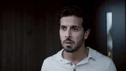 Cedrik (Poyan Karimi) bekommt Besuch vom Chefermittler. Cedrik (Poyan Karimi) bekommt Besuch vom Chefermittler.