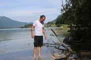 Andreas Ladner bei der Schwemmholzsuche am Wolfgangsee