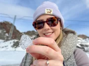 Lena nimmt Gletschereis unter die Lupe.