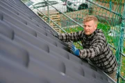 Als gelernter Dachdecker unterstützt Micky (36) die Arbeiten am Dach so gut er kann. Als gelernter Dachdecker unterstützt Micky (36) die Arbeiten am Dach so gut er kann.