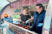 Auf und davon Schweizer Auswanderer &ndash; Wiedersehen an der Nordsee. An Wochenenden ist Sacha Kunz (hier mit Tochter Noemi) mit seinem mobilen &bdquo;K&uuml;sten-Imbiss &ndash; on the road&ldquo; an Geburtstagen und Jubil&auml;en unterwegs.