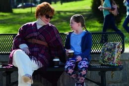Michelle Darnell (Melissa McCarthy, l.), Rachel (Ella Anderson)