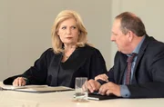 Isabel von Brede verteidigt Richter Greinert, dem vorgeworfen wird, er arbeite zu langsam und schaffe viel weniger Fälle als seine Kollegen. Isabel von Brede verteidigt Richter Greinert, dem vorgeworfen wird, er arbeite zu langsam und schaffe viel weniger Fälle als seine Kollegen.