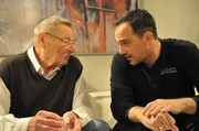 Alois erinnert den unaufmerksamen Mike an den Gefallen, den er Trixi tun wollte. Von links: Alois Preissinger (Erich Hallhuber sen.) und Mike Preissinger (Harry Blank).
