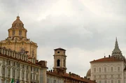 Als der Adlige Xavier de Maistre wegen eines unerlaubten Duells in der Zitadelle von Turin einsaß, schrieb er den charmanten Gedankenspaziergang „Reise um mein Zimmer“. Als der Adlige Xavier de Maistre wegen eines unerlaubten Duells in der Zitadelle von Turin einsaß, schrieb er den charmanten Gedankenspaziergang „Reise um mein Zimmer“.