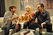 Mike kann sich mit Bartl nicht so recht anfreunden. Von links: Bartl (Andreas Nickl), Yvonne Preissinger (Alexa Eilers) und Mike Preissinger (Harry Blank).