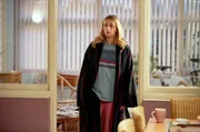 Kelly (Lisa McGrillis) hat schlecht geschlafen. Sie w&uuml;rde ungern nach Australien ziehen.