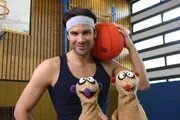 Die Erdm&auml;nnchen Jan und Henry wollen ein Nashorn vor einer schweren Kopfverletzung retten und landen in einer Sporthalle.
