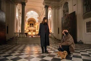 Petras (Paola Cortellesi) Ermittlungen im Fall des ermordeten Vincenzo Fregi führen sie zunächst in eine Kirche. Petras (Paola Cortellesi) Ermittlungen im Fall des ermordeten Vincenzo Fregi führen sie zunächst in eine Kirche.