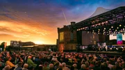 Bei den Elblandfestspielen in Wittenberge begegnen sich auf der Open-Air-Bühne große Schauspielstars und berühmte Melodien aus Pop, Klassik und großartigen Filmen. Bei den Elblandfestspielen in Wittenberge begegnen sich auf der Open-Air-Bühne große Schauspielstars und berühmte Melodien aus Pop, Klassik und großartigen Filmen.