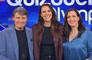Moderatorin Esther Sedlaczek (M.) mit den Kandidat:innen des Teams "GZSZ": Wolfgang Bahro (l.) und Ulrike Frank (r.) Moderatorin Esther Sedlaczek (M.) mit den Kandidat:innen des Teams "GZSZ": Wolfgang Bahro (l.) und Ulrike Frank (r.)