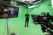 Mirko Drotschmann führt als Moderator durch die "Terra X"-Sendungen "Was die Welt am Laufen hält" mit den Folgen "Arbeit" und "Ernährung". Mirko Drotschmann führt als Moderator durch die "Terra X"-Sendungen "Was die Welt am Laufen hält" mit den Folgen "Arbeit" und "Ernährung".