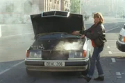 Gerdis (Senta Berger) g&uuml;nstiger Taxikauf entpuppt sich als &uuml;ble Mogelpackung - der Motor ist im Eimer.