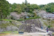 Ruinen der Burg Azuchi in Japan. Heute sind von der einst prächtigen Anlage nur noch die Grundmauern erhalten; ein Brand zerstörte die Burg im Jahr 1582. Ruinen der Burg Azuchi in Japan. Heute sind von der einst prächtigen Anlage nur noch die Grundmauern erhalten; ein Brand zerstörte die Burg im Jahr 1582.