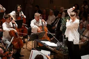 Dirigentin Elena Schwarz (r.)