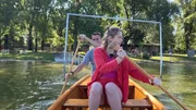 Bademeister Dierk zeigt Lena das Ruderrettungsboot.