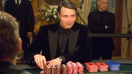 James Bond wird auf den kriminellen Finanzexperten Le Chiffre (Mads Mikkelsen) angesetzt. Bei einem Pokerturnier soll er dessen Pl&auml;ne durchkreuzen und ihn so in den Ruin treiben.. Photo Credit: Jay MaidmentJames Bond wird auf den kriminellen Finanzexperten Le Chiffre (Mads Mikkelsen) angesetzt. Bei einem Pokerturnier soll er dessen PlĂ&curren;ne durchkreuzen und ihn so in den Ruin treiben.. Photo Credit: Jay Maidment