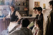 Remo (Valerio Mastandrea, li.), der Wirt der Trattoria in San Lorenzo, f&uuml;hrt heftige politische Debatten, wie es mit Italien nach Kriegsende nun weitergehen soll.