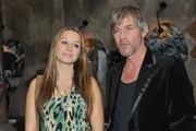 Kurt Le Roy (Tim Williams) ist völlig überfordert, als er erfährt, dass Tanja (Senta-Sofia Delliponti) seine Tochter ist. Kurt Le Roy (Tim Williams) ist völlig überfordert, als er erfährt, dass Tanja (Senta-Sofia Delliponti) seine Tochter ist.