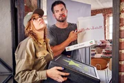 David (Simon B&ouml;er) hat eine verbl&uuml;ffende Gleichung, die Betty (Yvonne Pferrer), die als Pizzabote jobbt, ziemlich bl&ouml;d da stehen l&auml;sst.