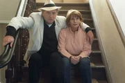 Rocco (Günter Maria Halmer) tröstet Gerdi (Senta Berger) und verspricht ihr, bei der Wohnungssuche behilflich zu sein. Rocco (Günter Maria Halmer) tröstet Gerdi (Senta Berger) und verspricht ihr, bei der Wohnungssuche behilflich zu sein.
