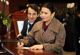 An der Rezeption eines Kongresshotels kn&uuml;pft der charmante Jacques Oberl&auml;nder (Hans-Werner Meyer) einen ersten Kontakt mit Victoria (Christine Neubauer).